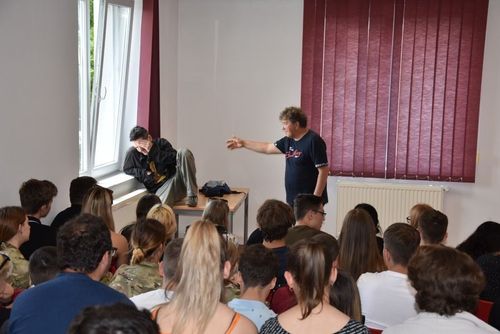 Május 26-án csütörtökön Scherer Péter és Kovács Krisztián  A gyáva című darabot adták elő tanulóinknak a Konferenciateremben